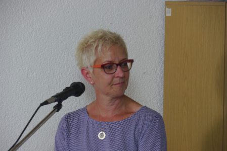 Frau Anja Faller mit begleitenden Texten.
